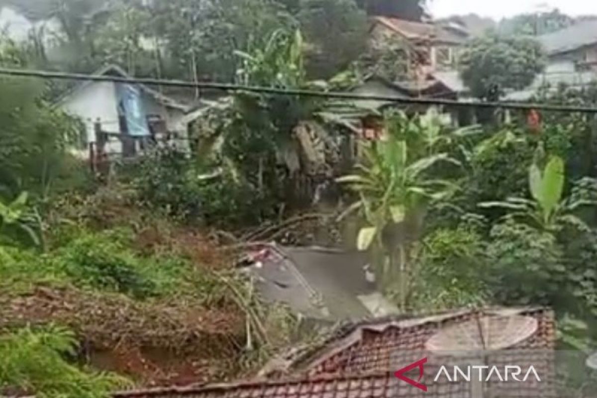 Tanah longsor menyebabkan 12 rumah rusak di Cibadak, Sukabumi