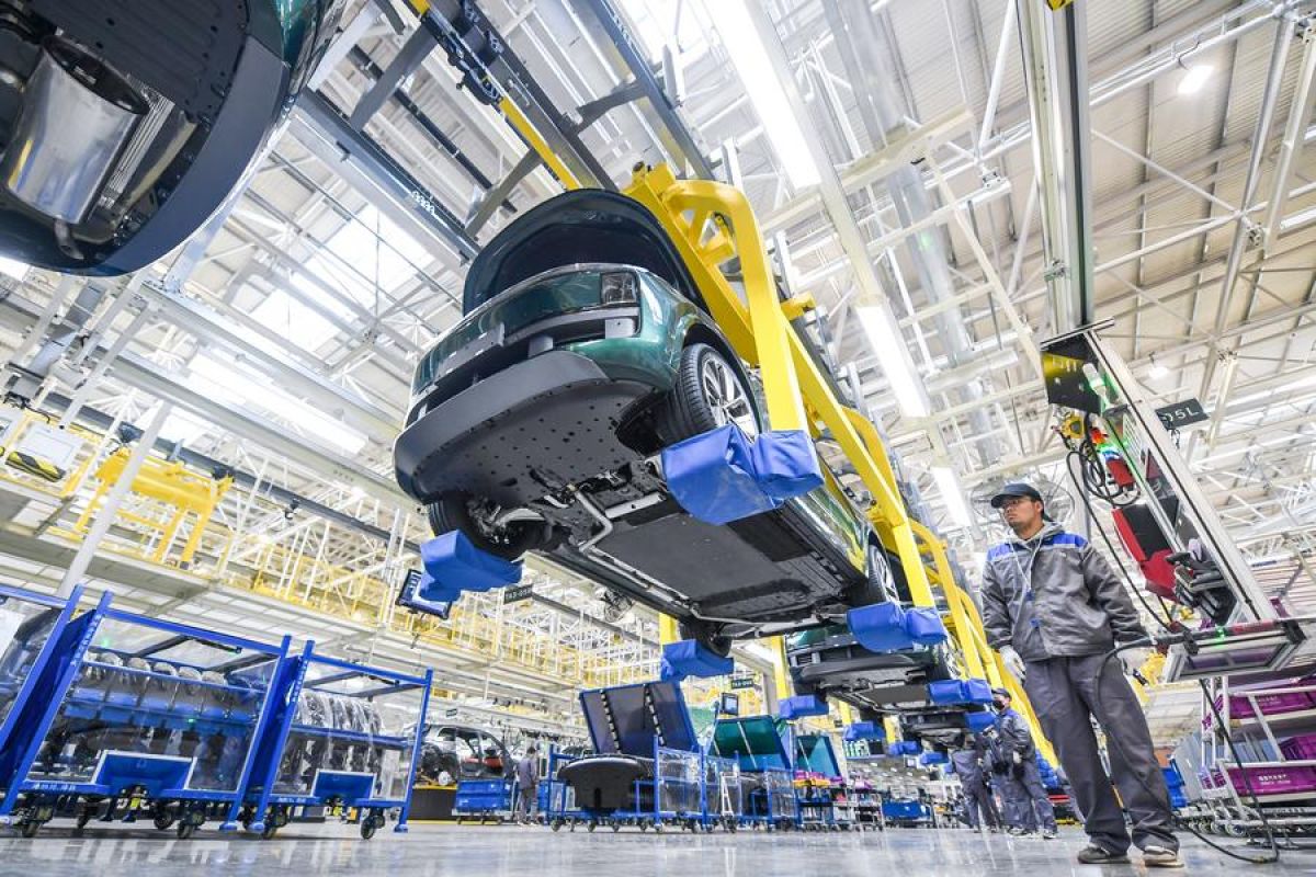 Industri manufaktur mobil China tumbuh pada Januari-November 2023