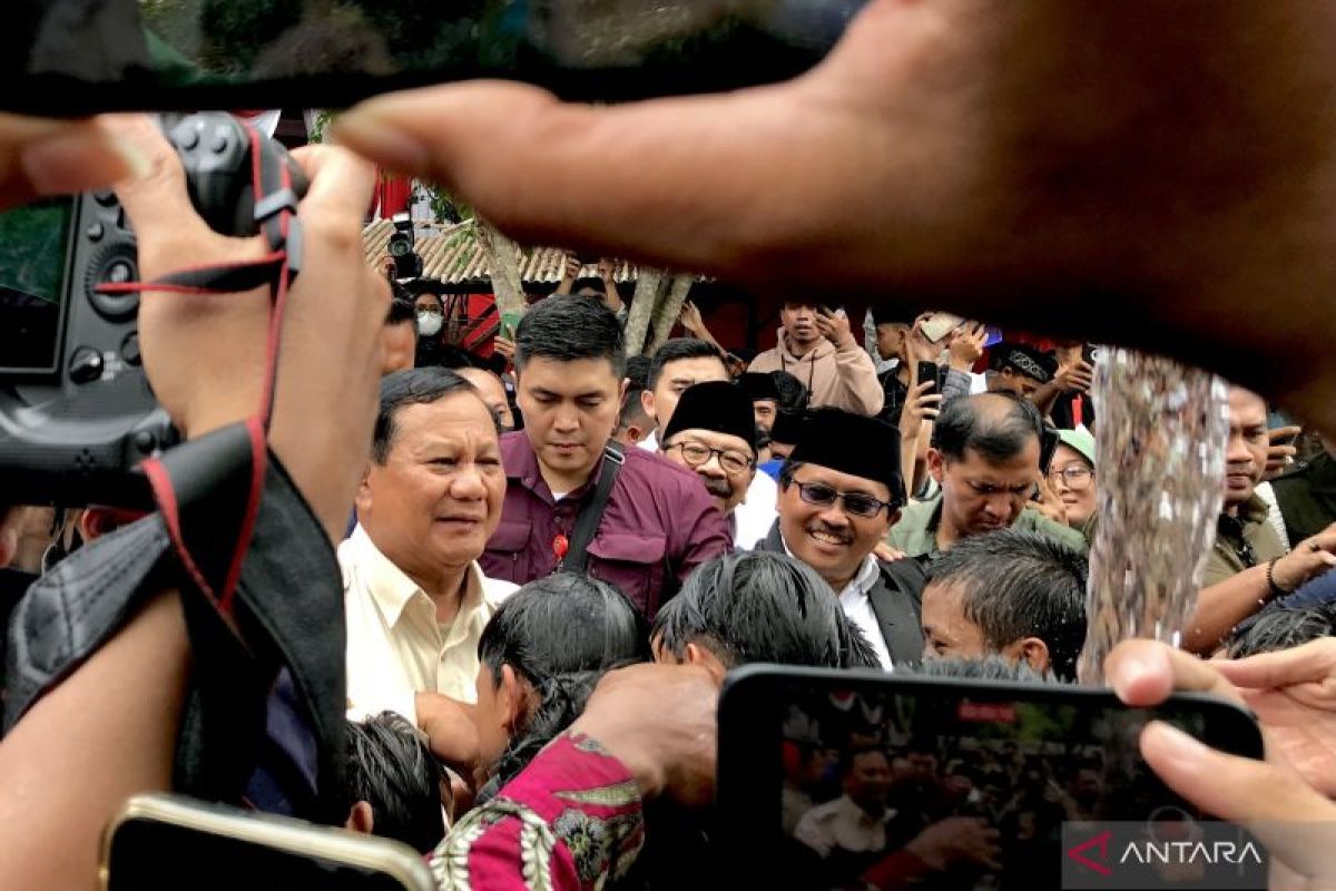 Capres Prabowo Subianto jawab isu sakit dengan berpose silat