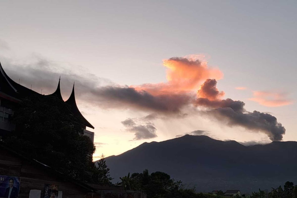 Siaga darurat gunung Marapi diperpanjang selama satu bulan