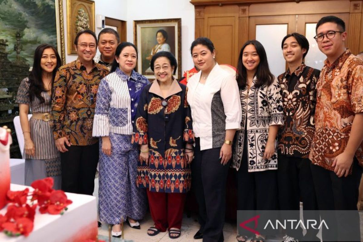 Megawati rayakan ultah Ke-77 bersama sahabat-menteri dari PDIP