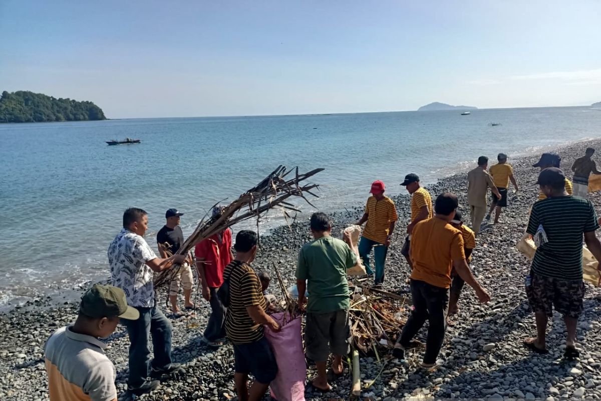 DKP Gorontalo Utara kolaborasi bersama nelayan gelar bersih pantai