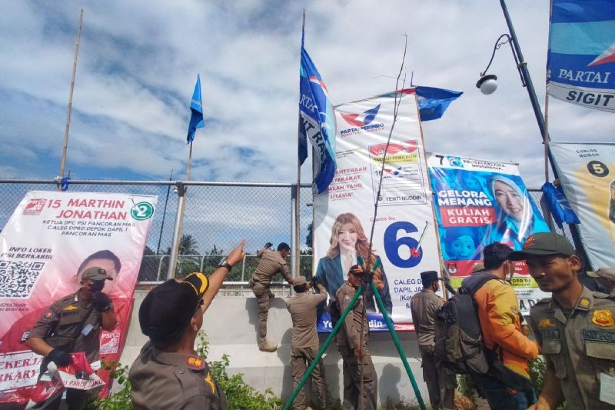 Tim gabungan copot APK di sepanjang Jalan Margonda Depok