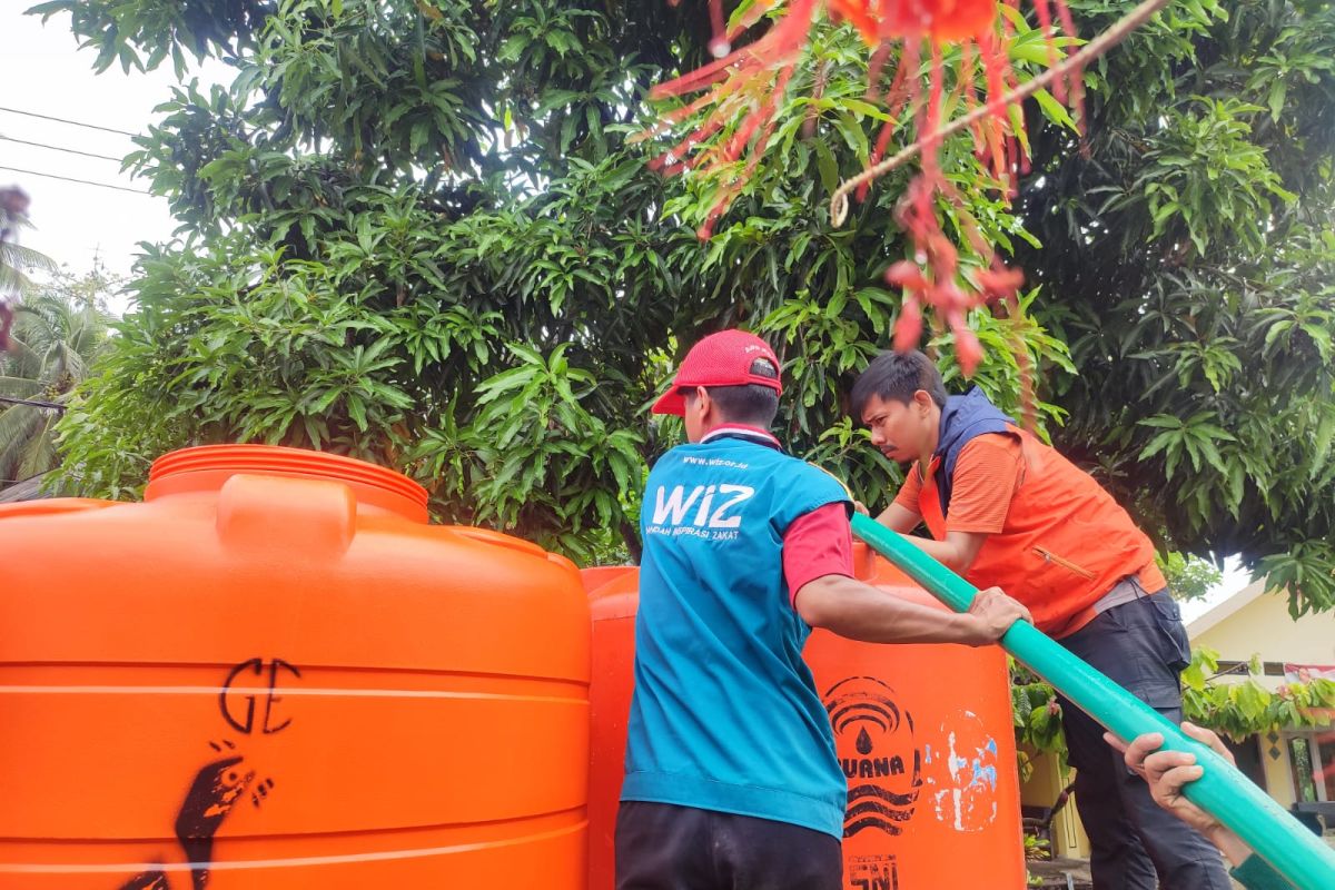 BPBD Sulteng salurkan air bersih bagi warga terdampak banjir di Tojo Una-Una