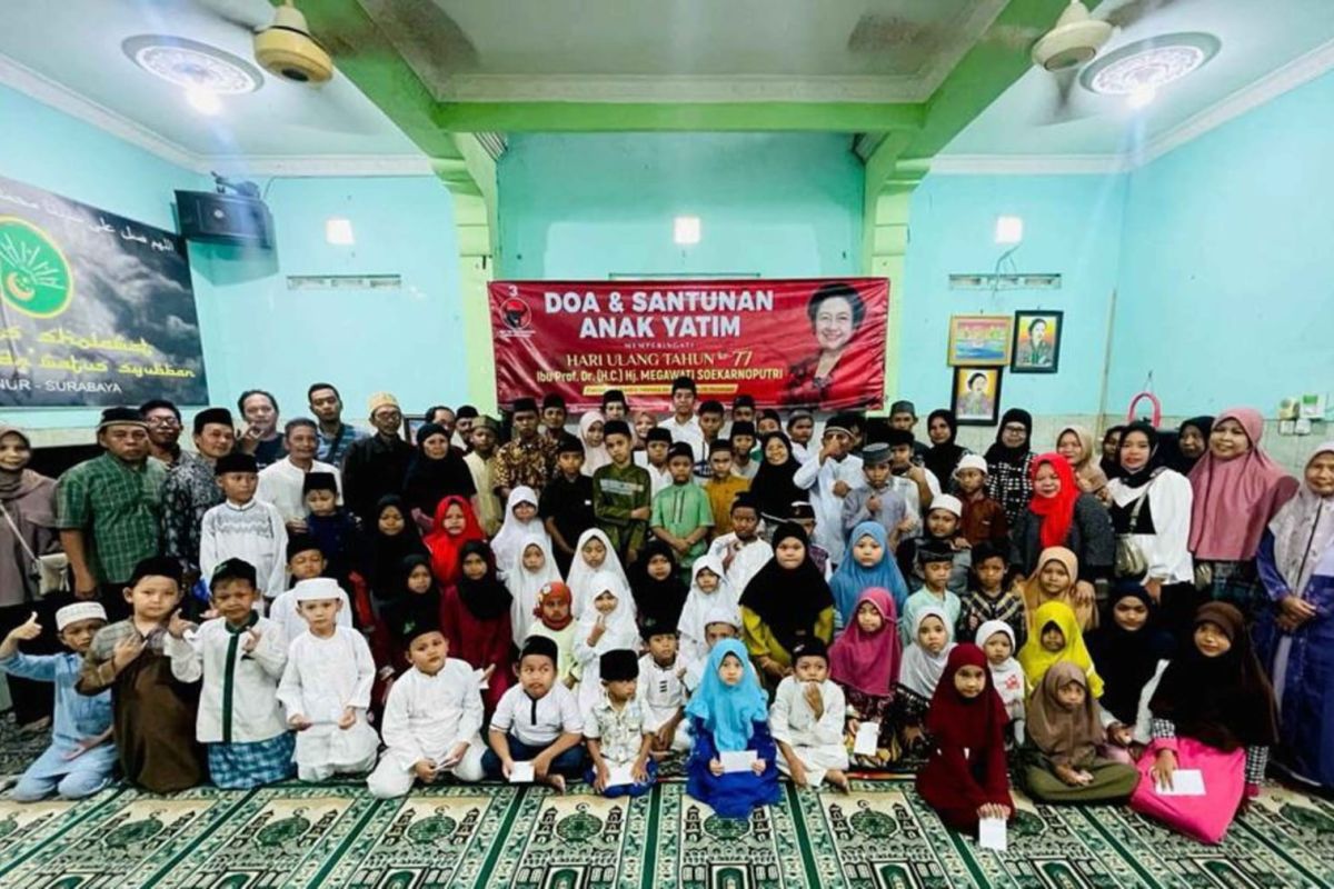 PDIP Surabaya rayakan ulang tahun Megawati bareng anak yatim piatu