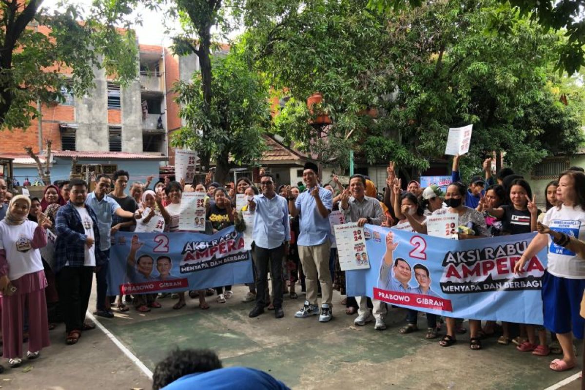 Relawan Prabowo-Gibran bagikan 500 susu UHT kepada warga Klender