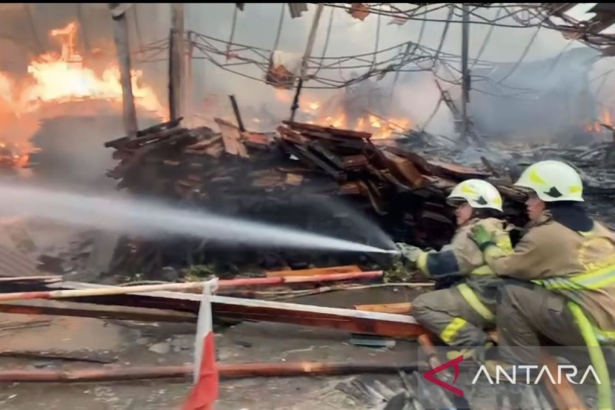 Enam lapak mebel di kawasan JIEP ludes terbakar