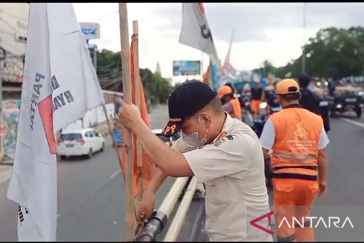 Panwaslu dan Satpol PP Ciracas Jakarta Timur tertibkan 759 APK yang melanggar