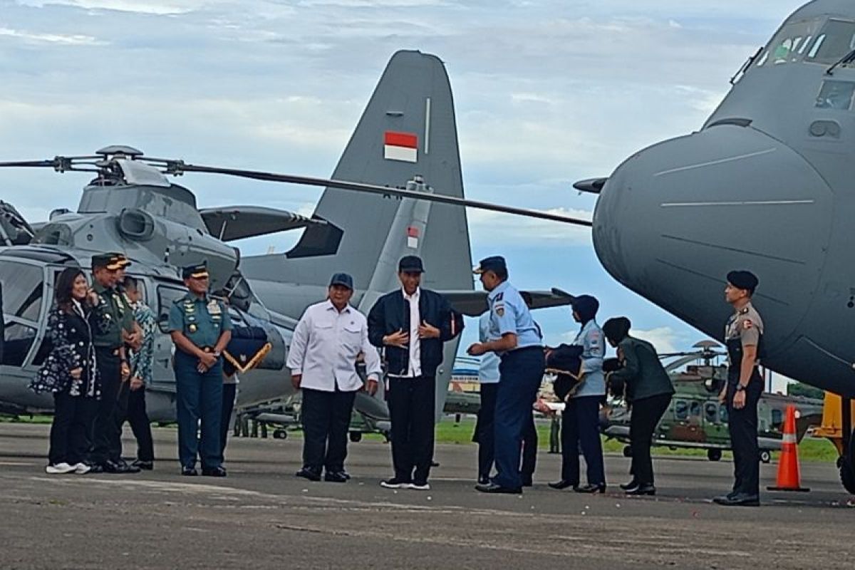 Presiden Jokowi menyaksikan penyerahan pesawat Hercules untuk TNI AU