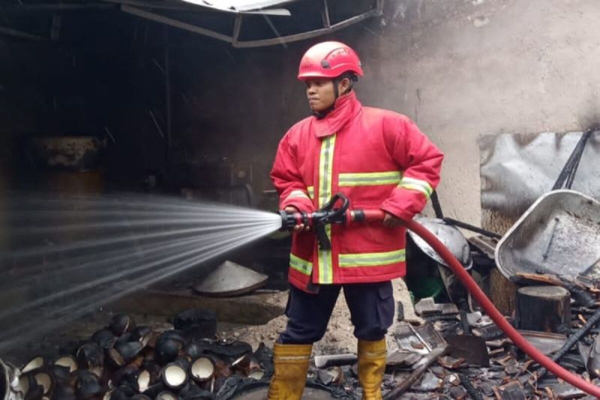 Damkar Lampung Selatan padamkan kebakaran rumah makan Puti Minang di Natar