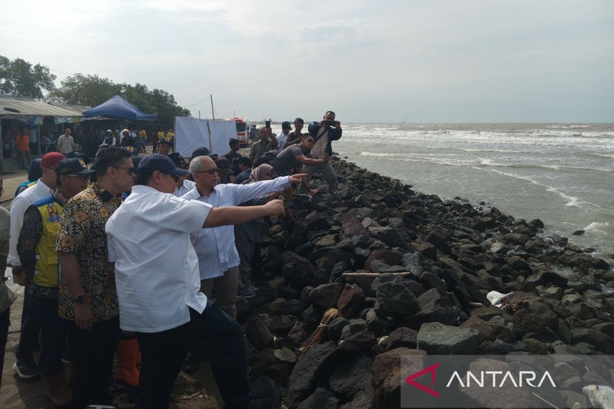 Airlangga: Tanggul laut lindungi aktivitas ekonomi di Eretan dari rob