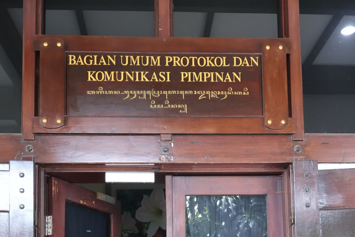 Pemkot Surabaya pasang papan aksara Jawa lestarikan budaya