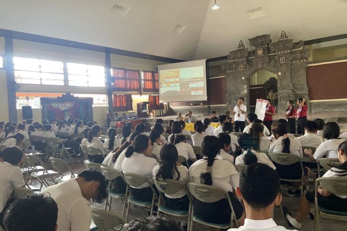 Mahasiswa di Bali bantu KPU sosialisasi pemilu ke pelajar