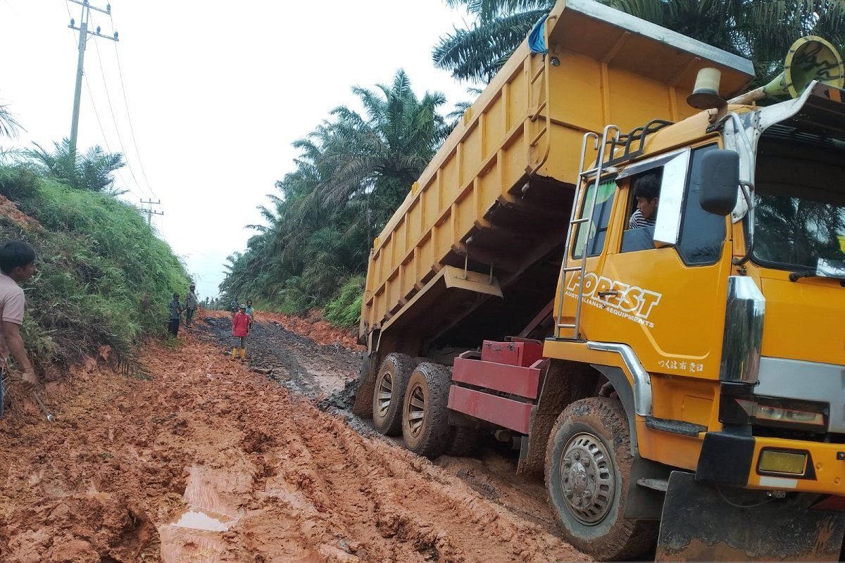 PTPN IV PalmCo Regional 3 bantu perbaiki jalan utama penghubung tiga desa di Rohil