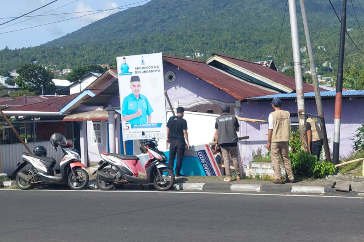 Bawaslu Ternate  tertibkan APK yang dipasang  di lokasi  terlarang