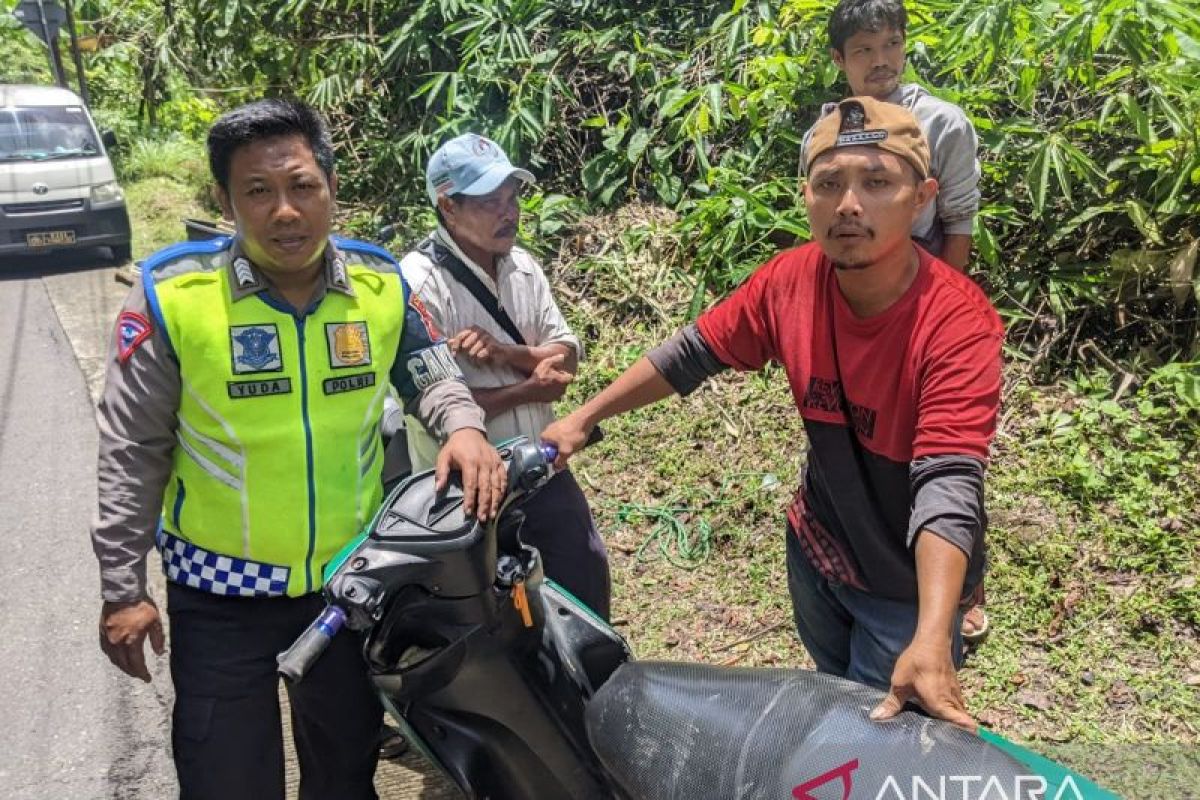 Pemotor terjun ke jurang di Jalan Buniwangi Sukabumi akibat hilang kendali