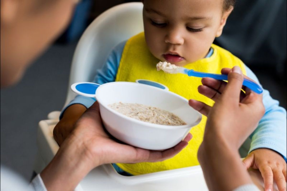 Prepare complementary food for children before traveling: expert