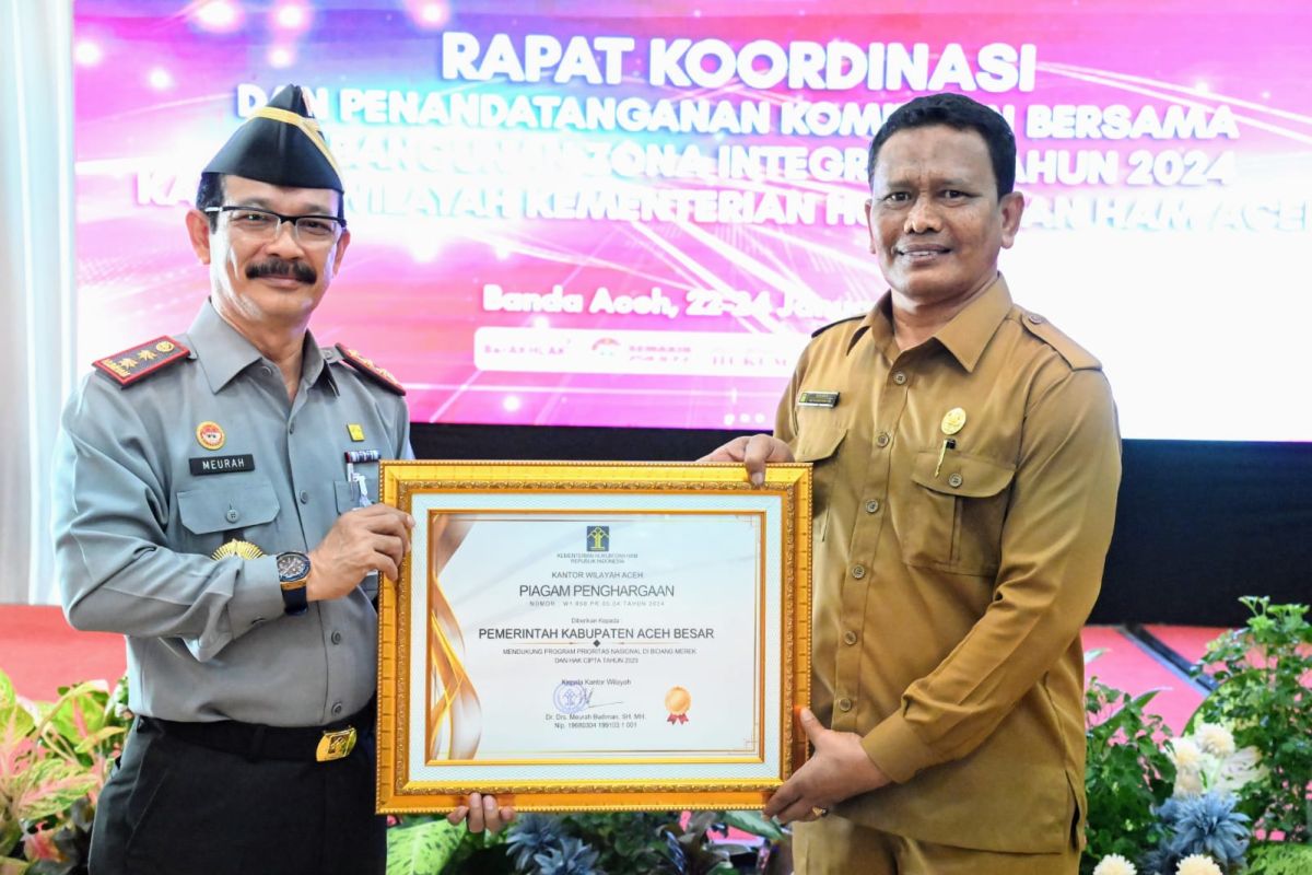 Pemkab Aceh Besar terima penghargaan program prioritas nasional