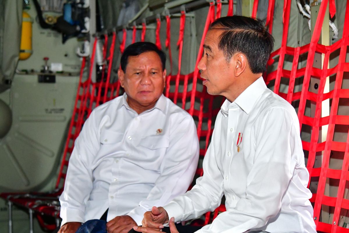 Presiden Jokowi berbincang dengan Menhan Prabowo di pesawat Super Hercules
