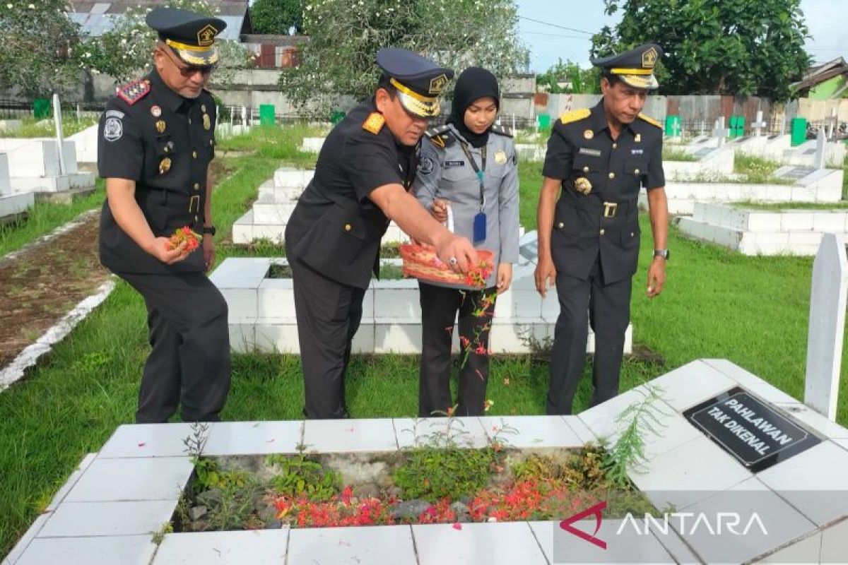 Kakanwil Kemenkumham Papua Barat ziarah ke makam pahlawan