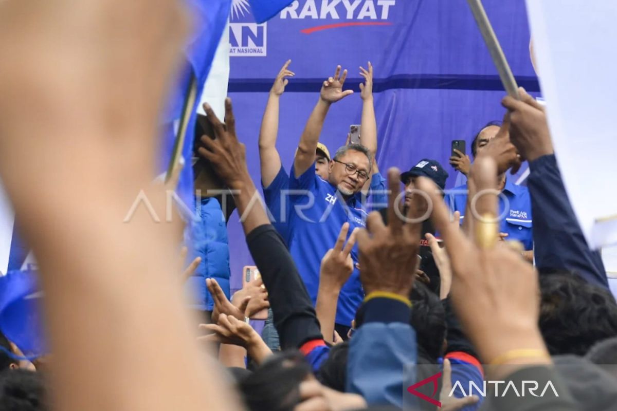 Ketum PAN Zulkifli Hasan kampanyekan Prabowo-Gibran di Makassar