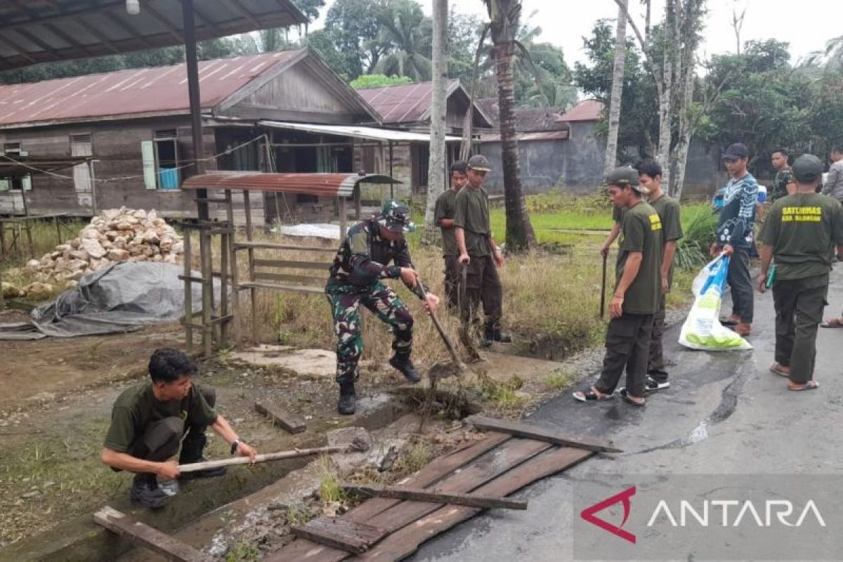 Warga apresiasi karya bakti Koramil Halong bersihkan drainase