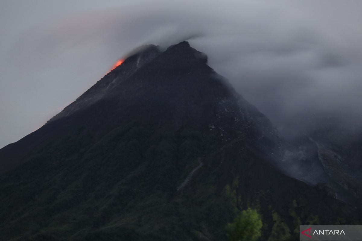 Guguran lava meluncur dari Gunung Merapi sejauh 1,2 km