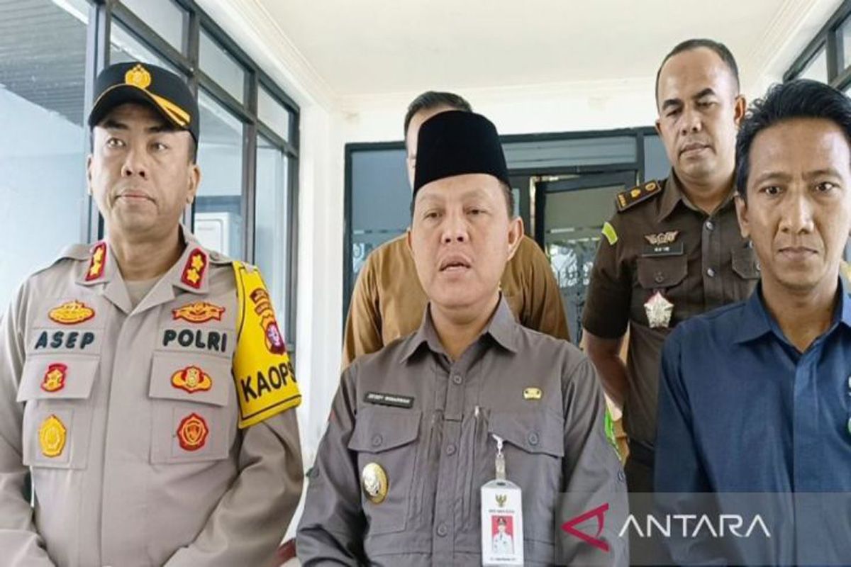 Pemkab bangun tanggul penahan air sementara di Jalan Trans Kalimantan