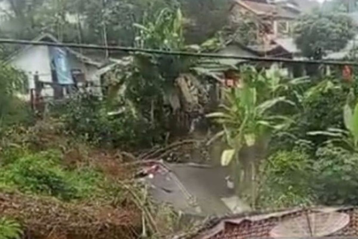 Tanah longsor menyebabkan 12 rumah alami rusak di Cibadak, Sukabumi