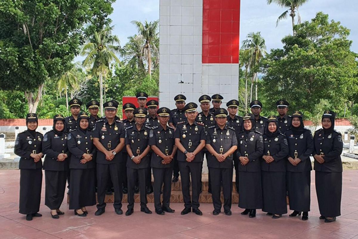 Kanim Polewali Mandar tabur bunga di TMP Rea Timur