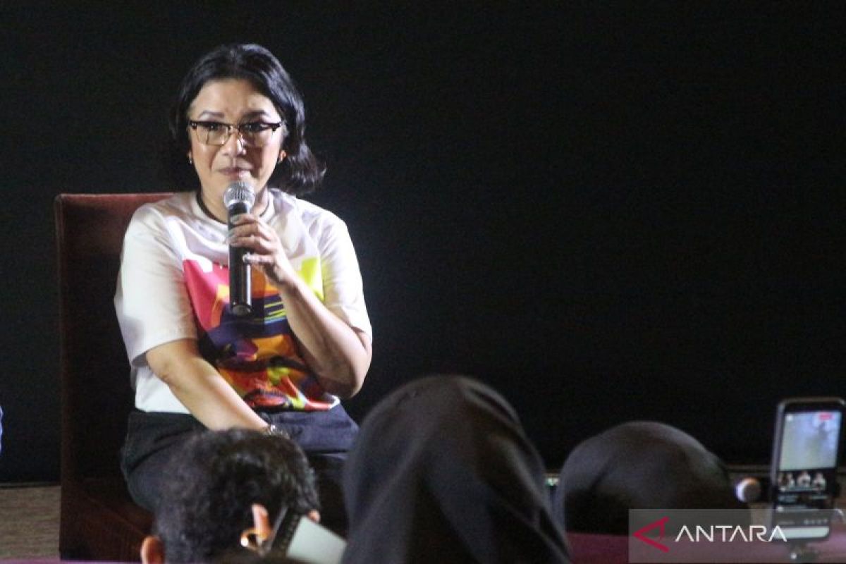 Bintang pop Indonesia Ruth Sahanaya perdana main film