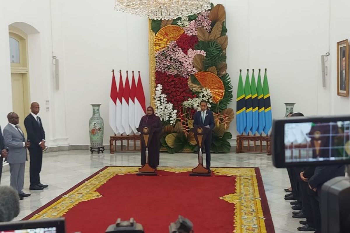 Tanzanian President invites Jokowi to visit her country as tourist