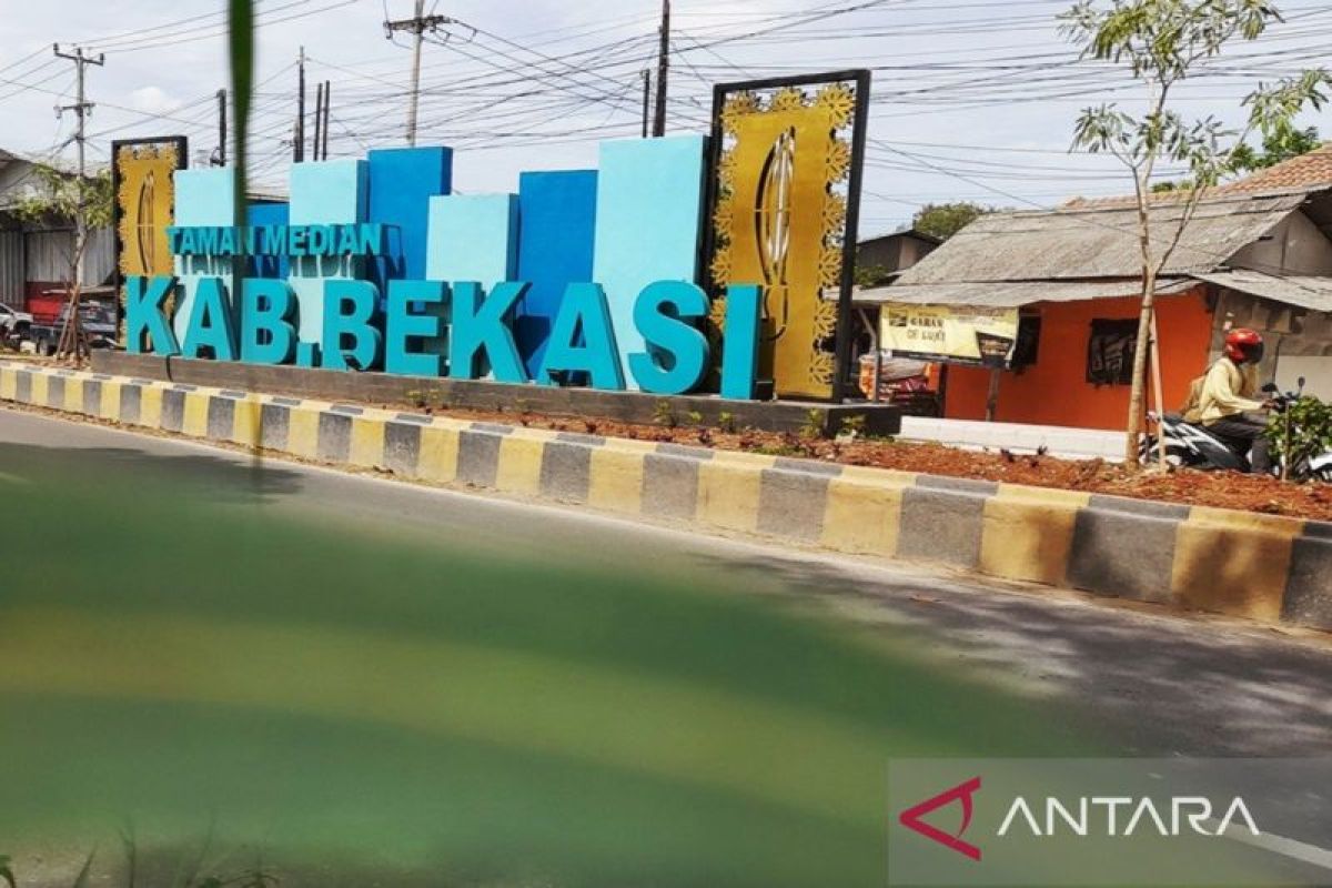 Pemkab Bekasi bangun taman median percantik Jalan Inspeksi Kalimalang