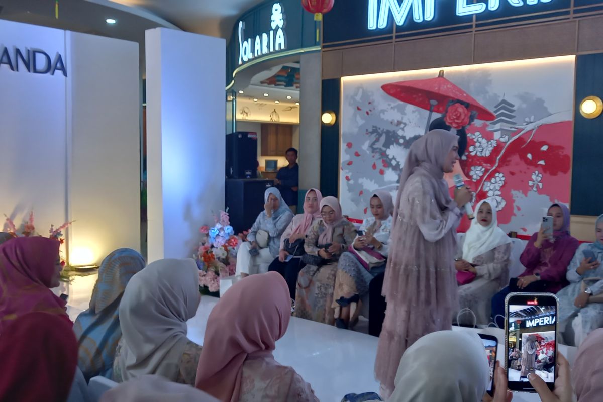 Desainer Ria Miranda kenalkan koleksi terbarunya di Lampung