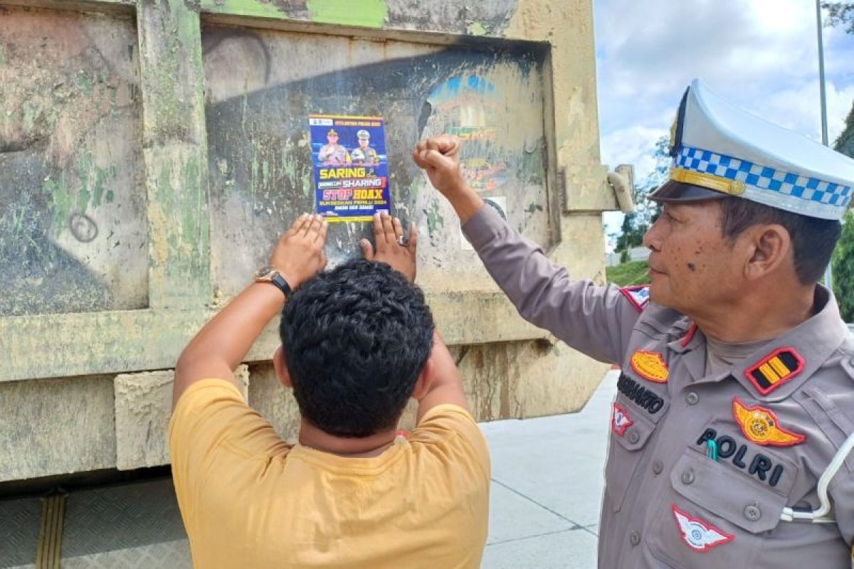 Ditlantas Polda Riau tempel stiker anti hoaks pada kendaraan di jalan tol