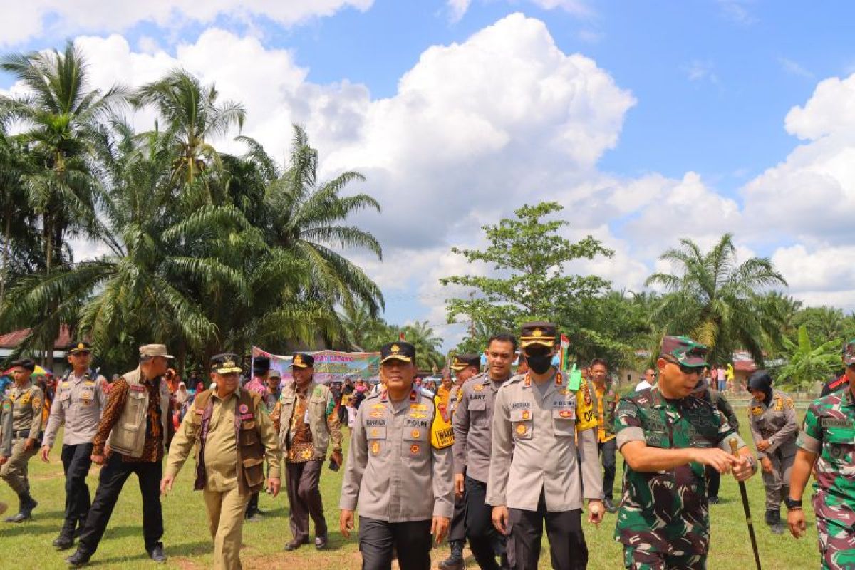 Banjir di Rohil, Wakapolda Riau dan Kapolres serahkan sembako dan sosialisasikan Pemilu