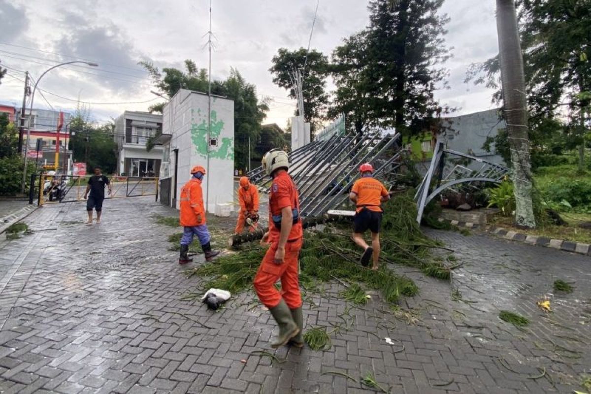 BPBD: Hujan deras dan angin kencang sebabkan kerusakan di Malang