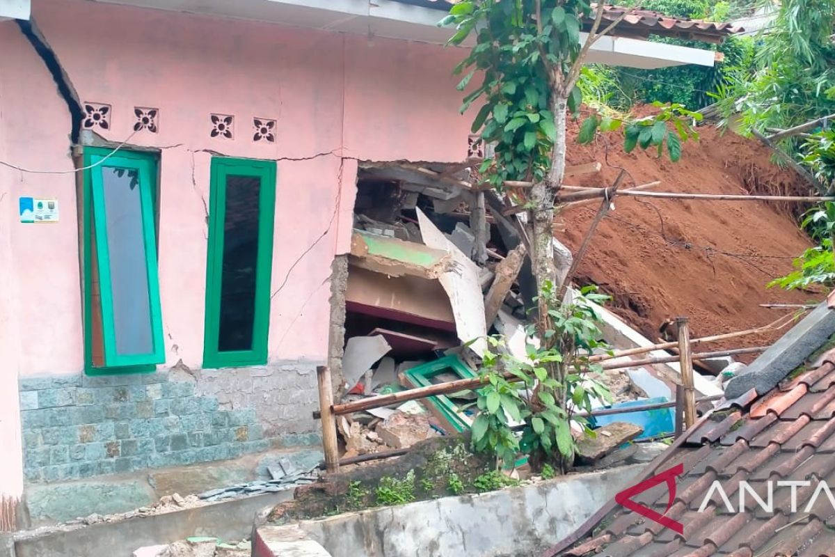 Sukabumi: Cibatuhilir residents warned of potential landslides