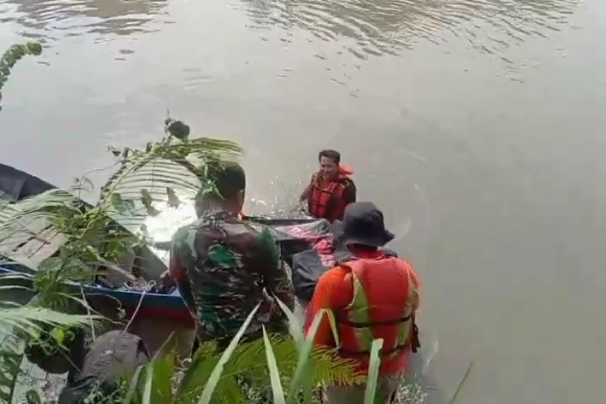 Tim SAR evakuasi remaja yang  hanyut di Sungai Silau Sumut