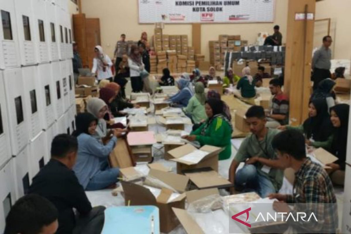 KPU Kota Solok libatkan masyarakat lipat dan sortir 285.345 surat suara