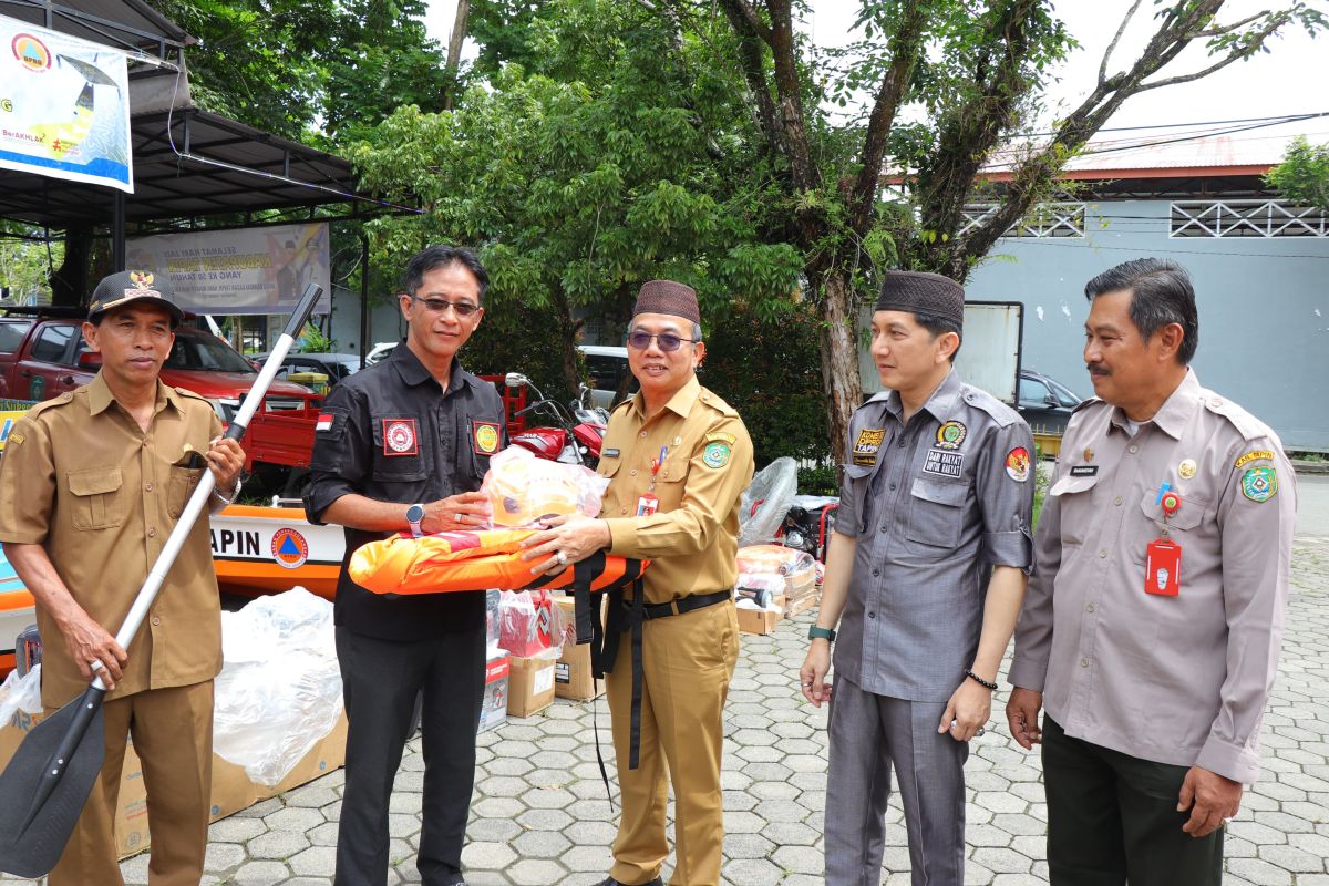 Pj Bupati Tapin berikan perlengkapan SAR kepada relawan agar tangguh bencana
