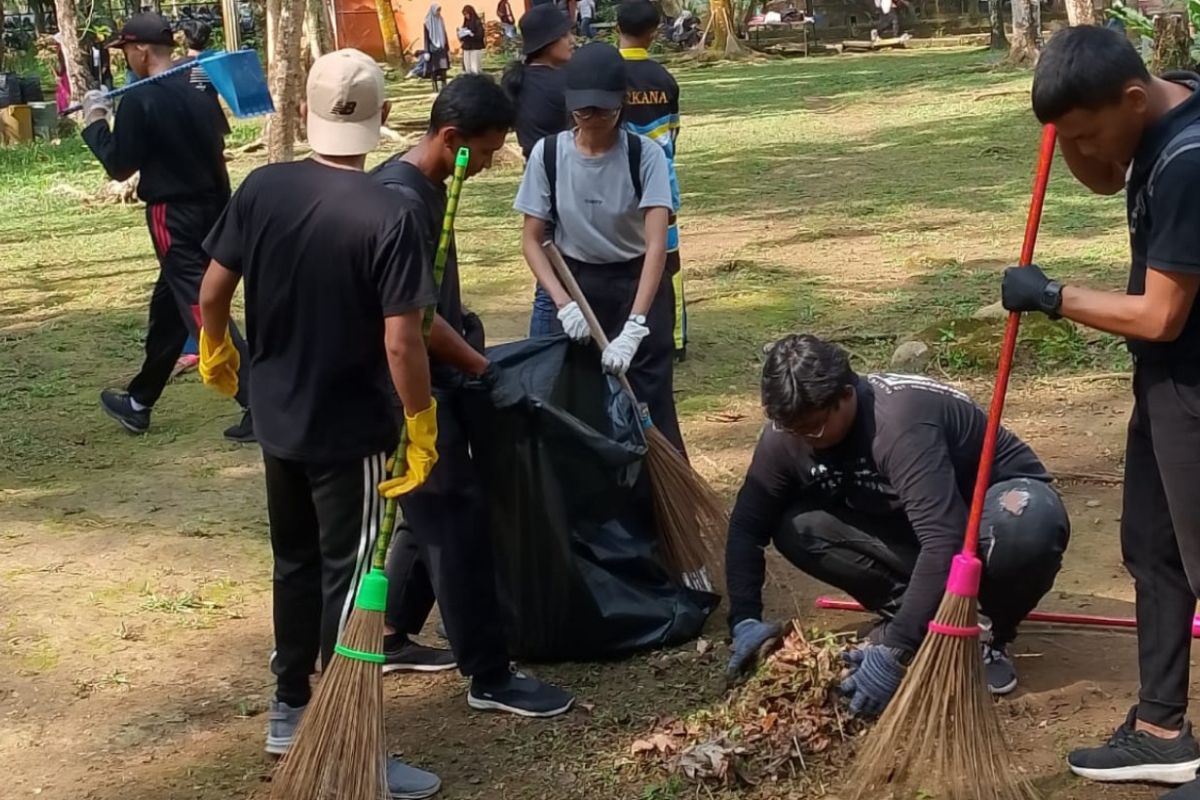 Sebanyak 300 relawan bumantara dan influencer bersih-bersih Medan Zoo