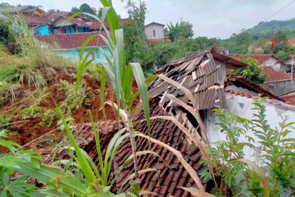 BPBD Sukabumi aktifkan pengungsian untuk 239 warga terancam longsor