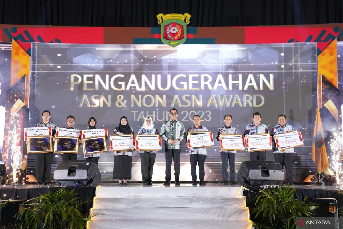 Wali Kota Samarinda beri  anugerah pegawai pemerintah berprestasi