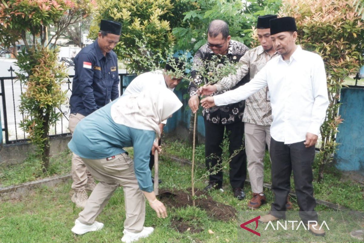 KPPS Pemilu Kabupaten Natuna tanam 1.694 batang pohon