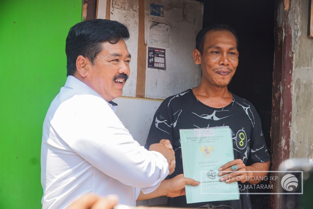 Menteri Agraria serahkan sertifikat PTSL kepada warga Kota Mataram