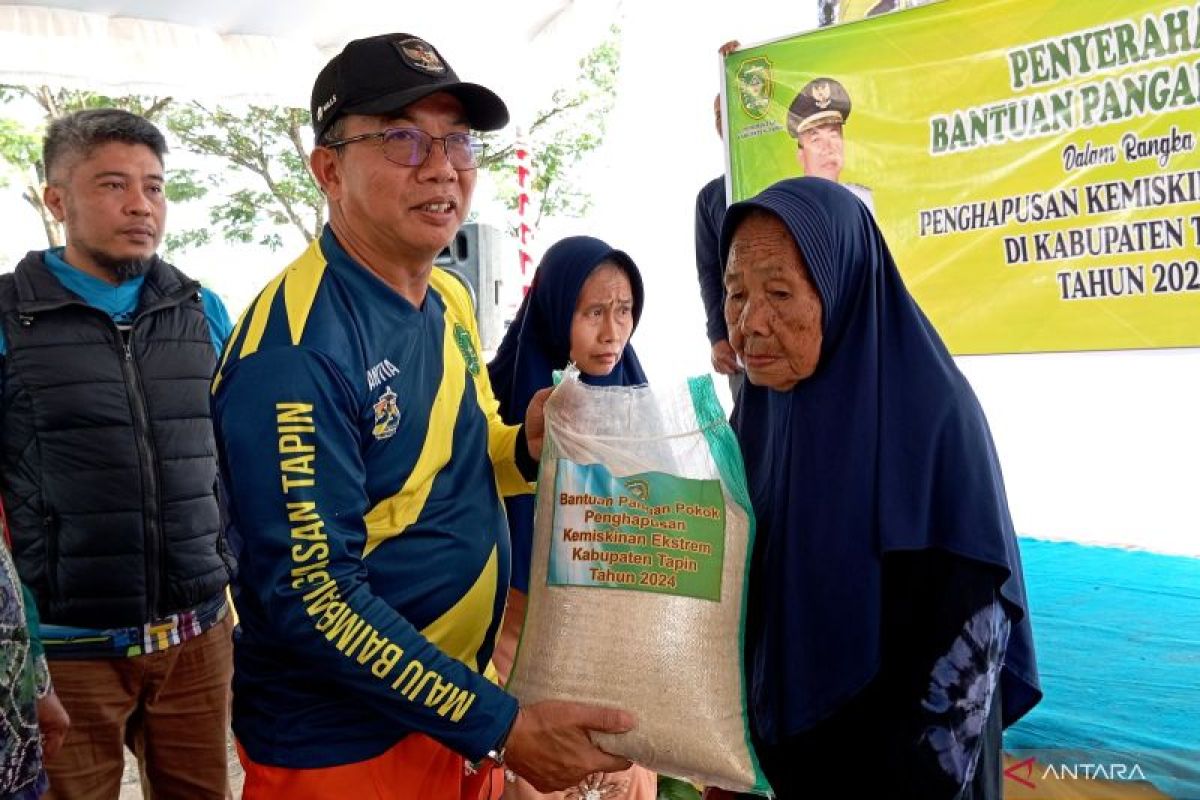 Pj Bupati Tapin bagikan beras tekan kemiskinan saat keliling desa naik trail