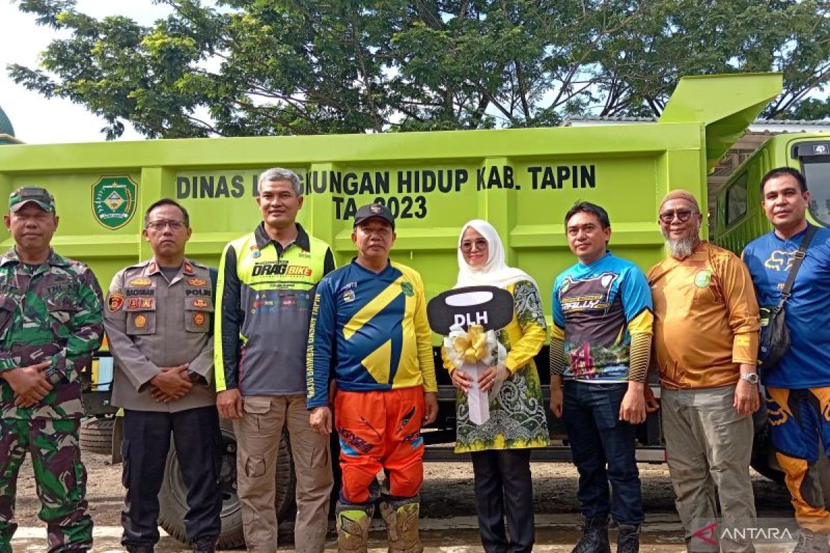 Pj Bupati Tapin serahkan bantuan truk sampah untuk Salam Babaris
