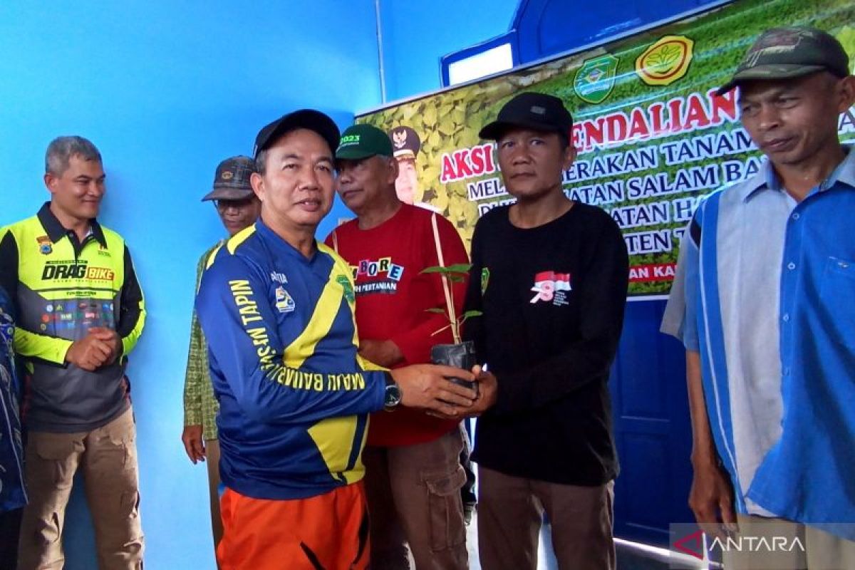 Pj Bupati Tapin bagikan ratusan bibit cabai saat naik trail keliling desa