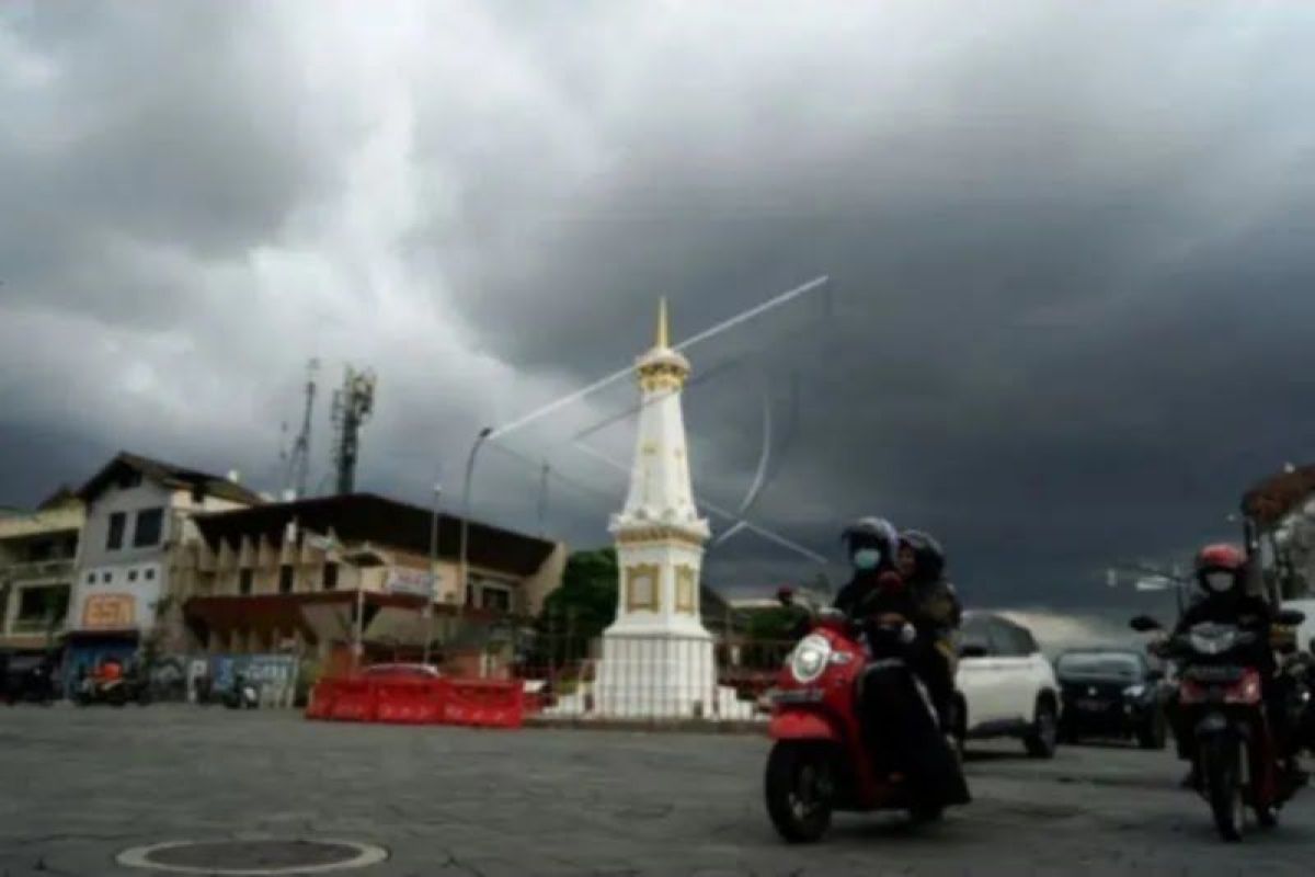 Hujan guyur sebagian besar wilayah ibu kota provinsi, Ambon dan Ternate cerah berawan
